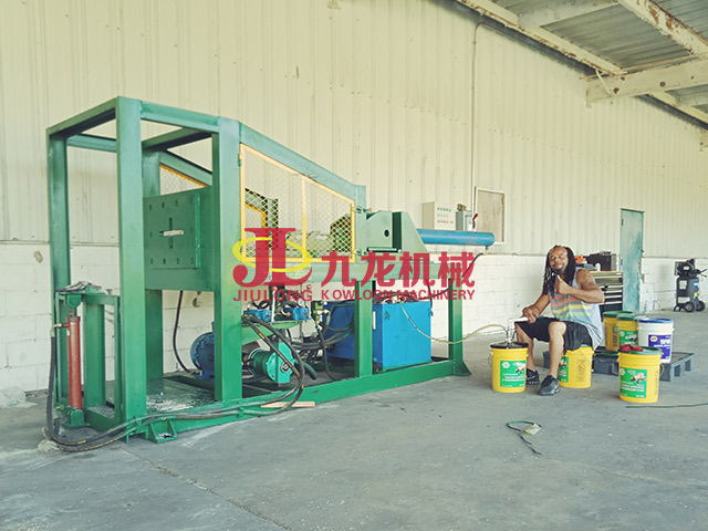 輪胎拉絲機現場(chǎng)