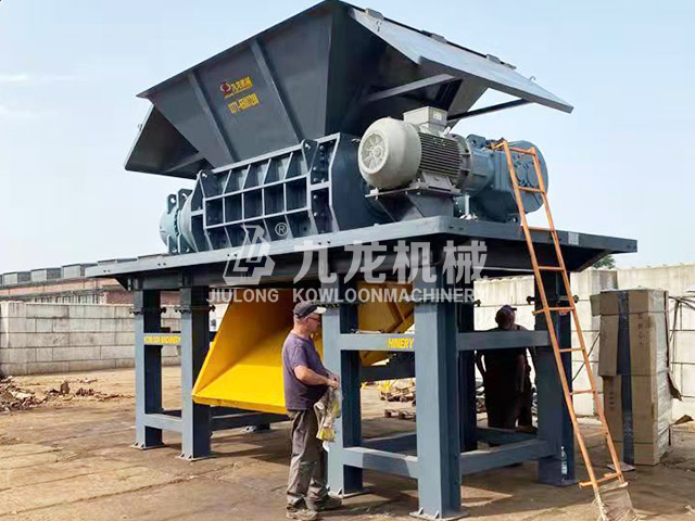 波蘭廢鐵撕碎機現場(chǎng)